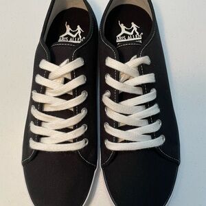 Aris Allen Black and White Sneakers Size 11 (Nov)
